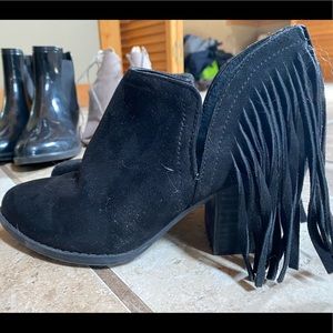 Fringe booties black